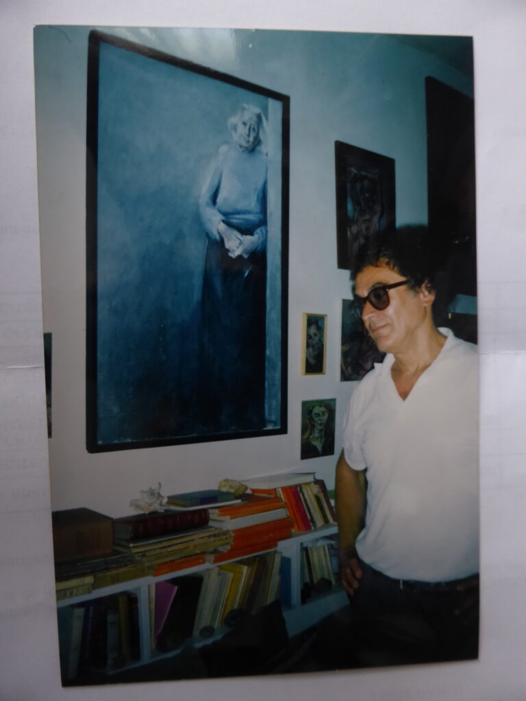 Pierre Bancharel devant un portrait exécuté par son amis Paolo Vallorz